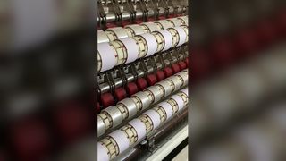 Mocne niebieskie pudełka z taśmą pakową